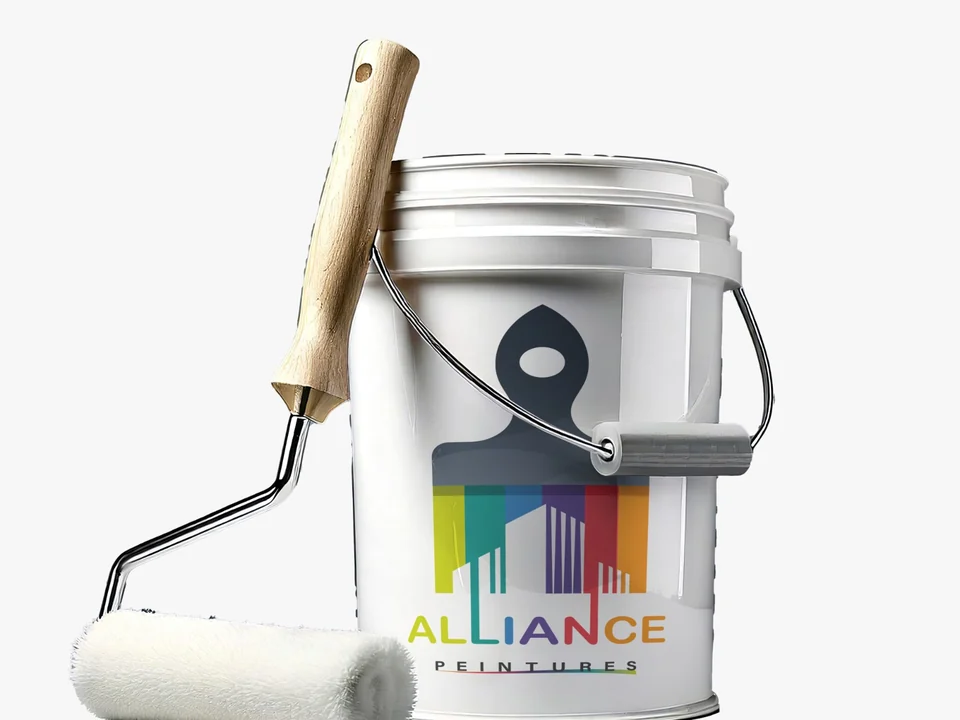 Seau de peinture aux couleurs d'Alliance Peintures, avec son rouleau