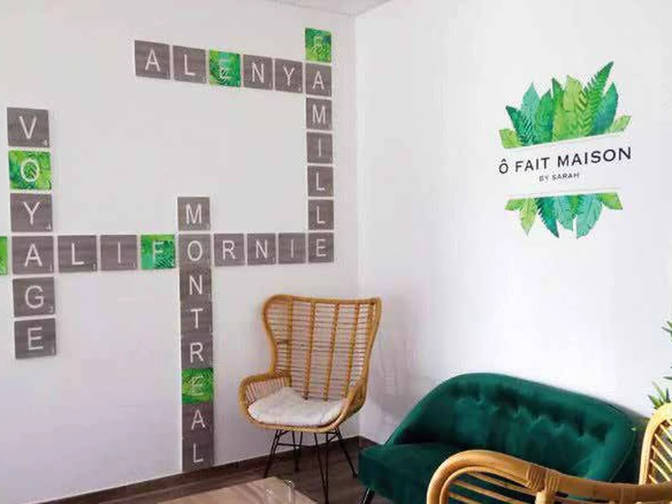 Enseigne et décoration intérieure du salon de thé Ô Fait Maison, lettres murales végétales